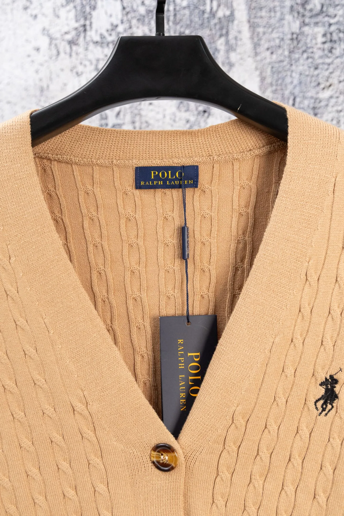 P190 Ralph Lauren Classic V-neck Solid Color Pony Embroidered Logo Knitted Cardigan Long Sleeve Ralph Lauren Classic Basic Versatile Twist Knitted Cardigan Long Sleeve Main supply platform live broadcast Wholesale entity Replenish when out of stock Not removed from the shelves Quality 1:1 patterning Complete three standards Correct version of pony logo Imported quality cotton yarn Focus on high-end Cost-effective Good quality Needless to say Zhao Lusi's same style is really amazing, so sweet I'm so beautiful. This cardigan is really good-looking. It's simple and easy to wear. It's a must-have for goddess ootd. Good-looking clothes are never picky. A must-have in the wardrobe of goddesses. Size: S-XL. Color: Navy blue, red, khaki, dark gray.
